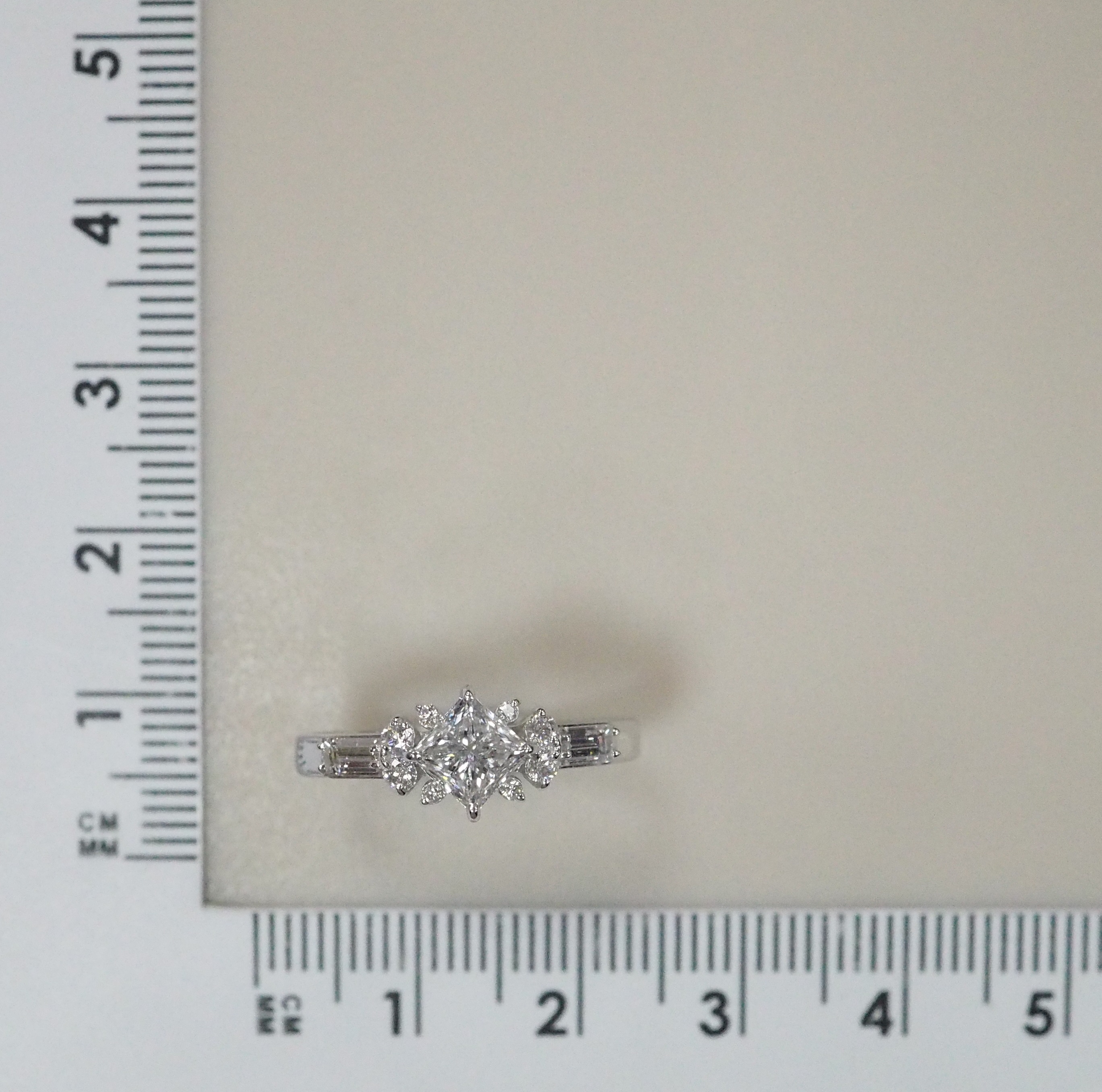 Кольцо из белого золота с бриллиантами